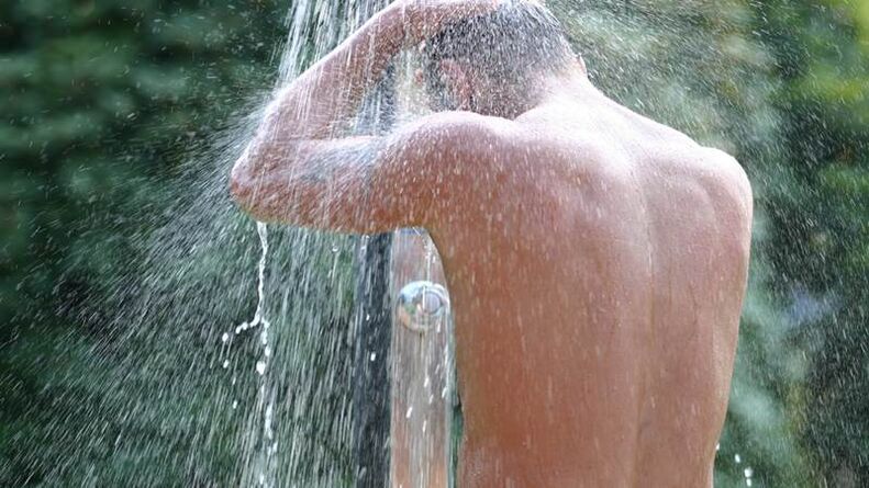 Një dush me kontrast ndihmon një mashkull të gëzojë dhe rrit fuqinë