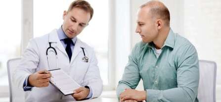 Një urolog trajton shkarkimin patologjik tek një burrë